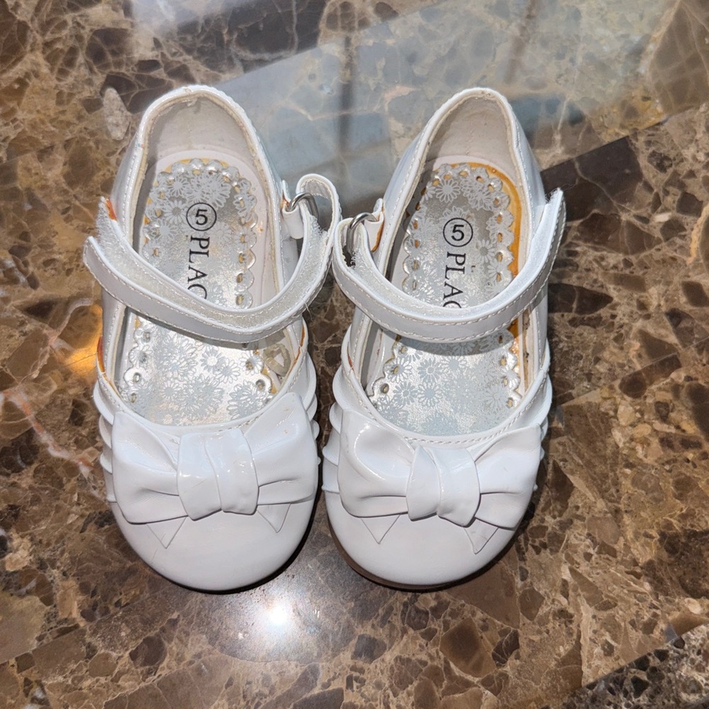 Size 5 baby girls white dress shoes. Velcro strap across foot, heeled.